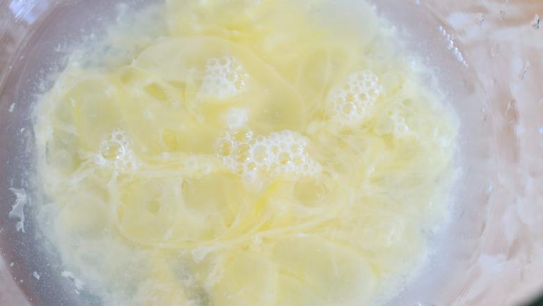葡萄干麻糬软欧,4. 将面包的配料中的液体、糖、盐,放入搅拌缸中。