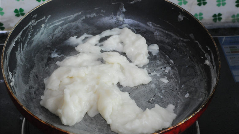 蓝莓沙拉花环面包,到放入锅里,小火熬制,一边加入一边不停搅拌,防止糊底,加热到面糊浓稠,搅拌时出现纹路并搅拌到无颗粒,成透明状态便可。