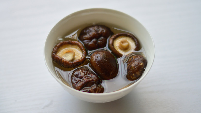 胡萝卜炒豌豆,香菇提前用温水泡发(用新鲜香菇更好哈)