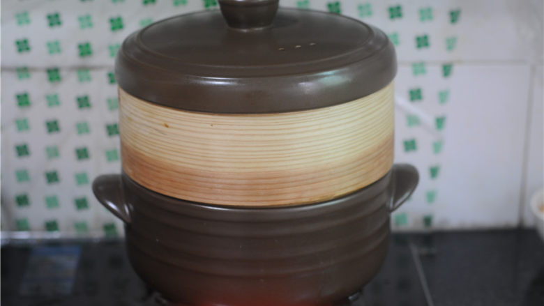 年糕羊肉火锅,整块放入刷了油的长方形容器里,烧开后用蒸锅蒸十五分钟,将蒸好的年糕取出来稍微放凉后切成粗条备用