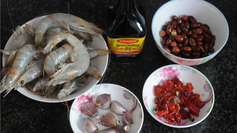 宫保凤尾虾,所有的食材准备好,花生炒熟,<a style='color:red;display:inline-block;' href='/shicai/ 86474'>干辣椒</a>切成段,大蒜用刀拍碎去皮,姜切片备用