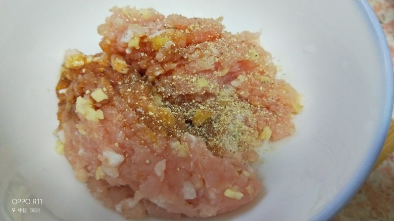 肉末酸辣小粉,剁好的肉糜加<a style='color:red;display:inline-block;' href='/shicai/ 788'>生抽</a>,盐和胡椒粉拌匀