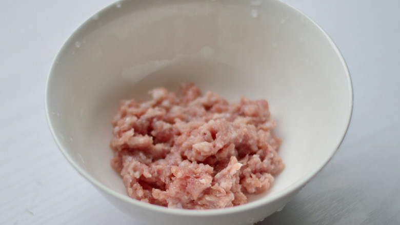 白萝卜肉卷,<a style='color:red;display:inline-block;' href='/shicai/ 414'>猪肉</a>(三肥七瘦)剁成肉泥,放入碗中