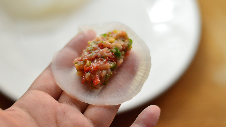 白萝卜肉卷,取一片白萝卜,摆上适量肉馅