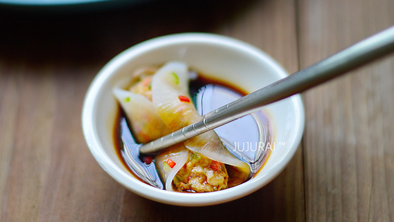 白萝卜肉卷,喜欢清淡口味的可以直接吃。亦可以蘸着调味料来吃,随自己喜欢