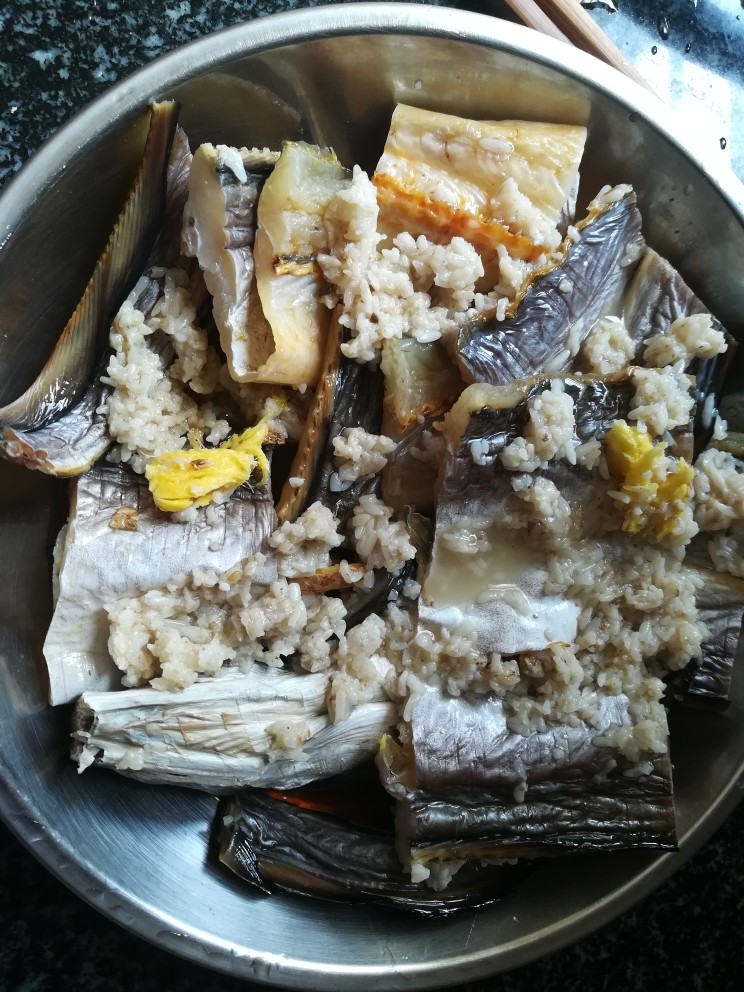 酒酿鳗鱼,节节香,把所有调料铺匀