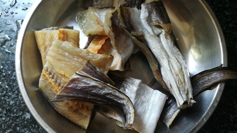 酒酿鳗鱼,节节香,浸泡2个多小时的鳗鱼干,淘洗干净