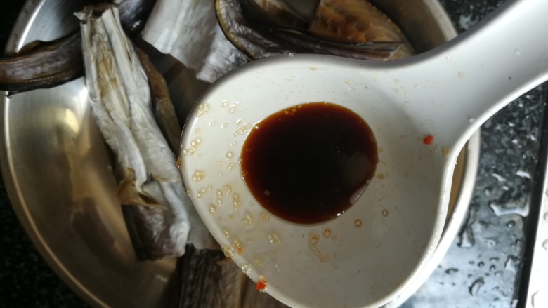 酒酿鳗鱼,节节香,倒上<a style='color:red;display:inline-block;' href='/shicai/ 864'>蒸鱼豉油</a>