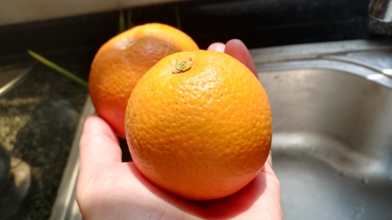 #时令菜#清香开胃的折耳根凉拌橙皮,血橙2个。
这血橙据说是朋友的家人直接从树上摘下来就发给我的,没有农药,没有打蜡。