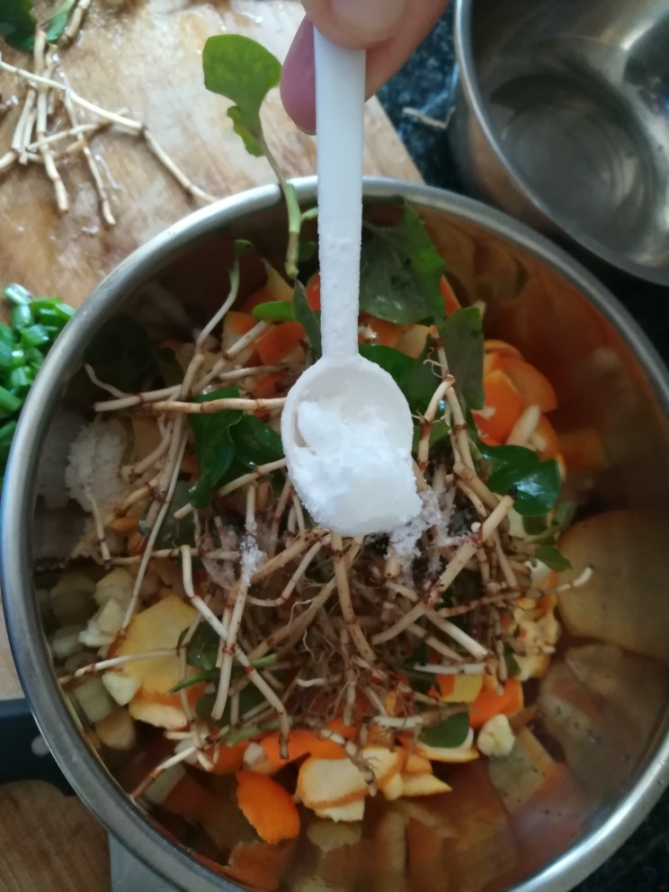 #时令菜#清香开胃的折耳根凉拌橙皮,味精一点点就好了,