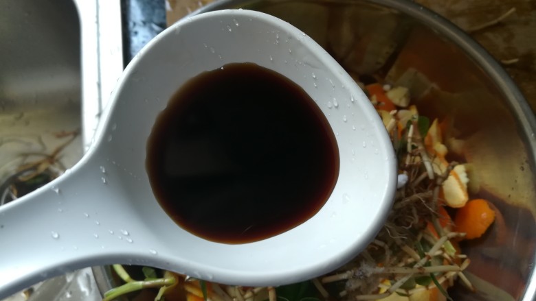 #时令菜#清香开胃的折耳根凉拌橙皮,醋,看,这么多都没多酸呢,可以多加点哈