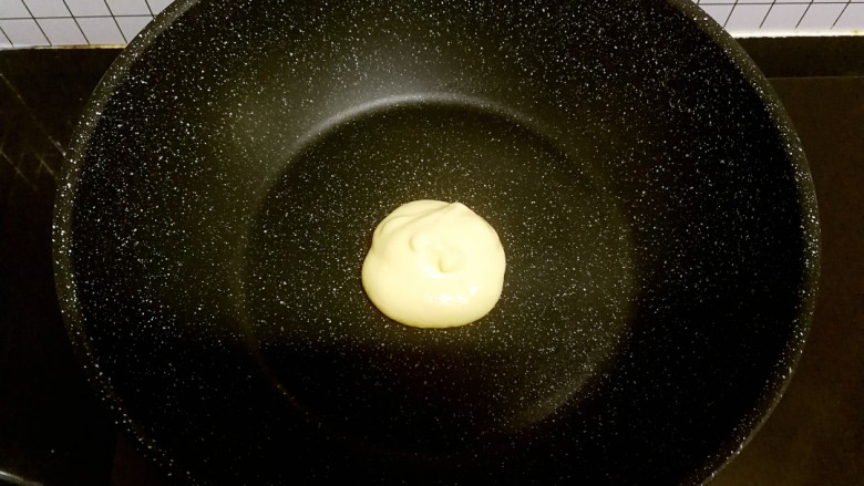 可以duang着吃的网红舒芙蕾松饼,平底锅刷一层薄薄油后,开小火用大勺子舀一勺面糊垂直滴落成饼,十秒后再叠加半勺面糊,在没有面糊的地方倒一勺清水