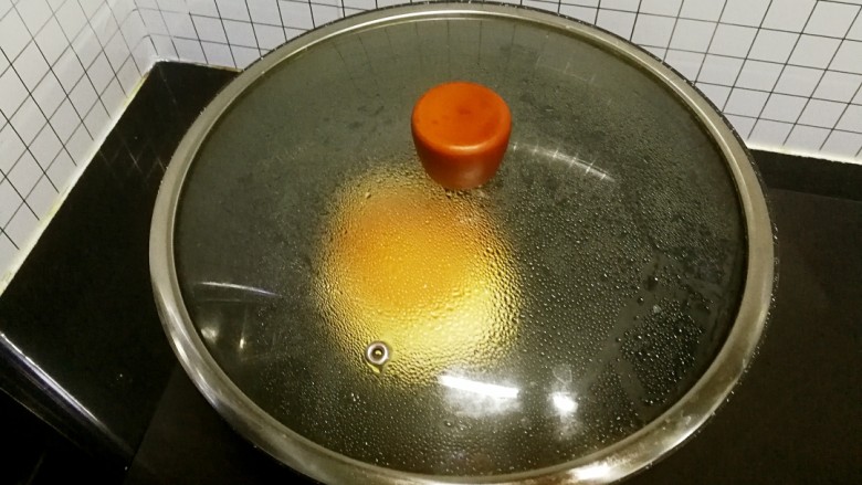 可以duang着吃的网红舒芙蕾松饼,盖上锅盖,煎2-3分钟