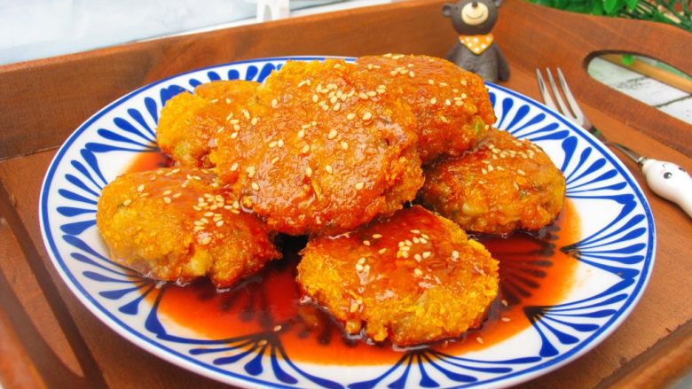 酸甜莲藕肉饼,美味就完成啦! 大家喜欢我的菜谱记得点赞和收藏哦! 欢迎评论留下您的宝贵意见! 谢谢啦!