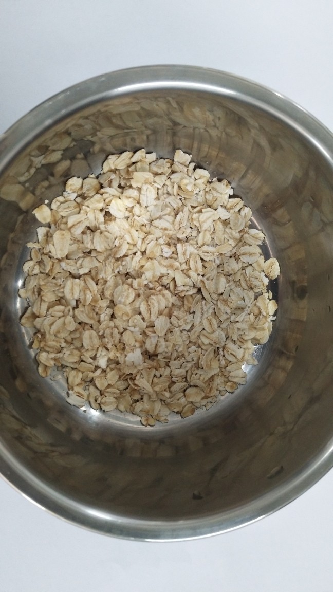 蔓越莓燕麦粥,取适量入盆