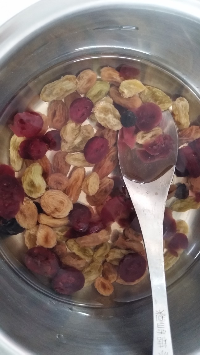 蔓越莓燕麦粥,果干泡水