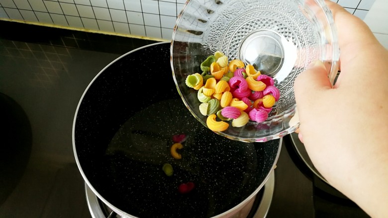 『宝宝辅食12➕』蛋炒果蔬圈圈面,冷水下锅煮圈圈面,盖上锅盖,大火烧开,转中火煮5分钟,关火焖2分钟后捞出备用