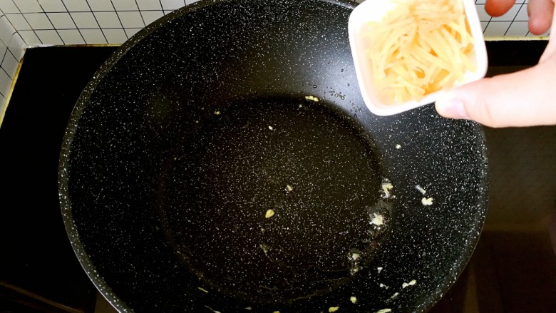 『宝宝辅食12➕』蛋炒果蔬圈圈面,另起一锅,油热炒胡萝卜丝