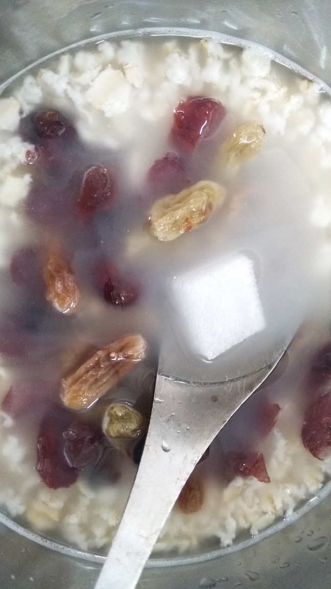 蔓越莓燕麦粥,加入一块