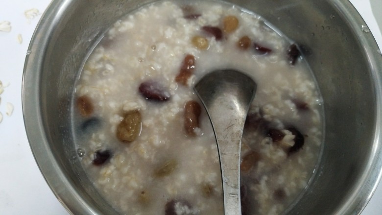 蔓越莓燕麦粥,煮开取出