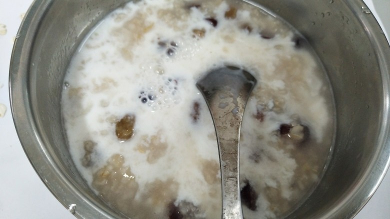 蔓越莓燕麦粥,加牛奶