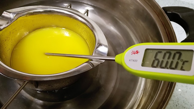 柠檬蛋糕(6寸),黄油加热到60度时,停止加热,把黄油一直隔水放在热水里备用。