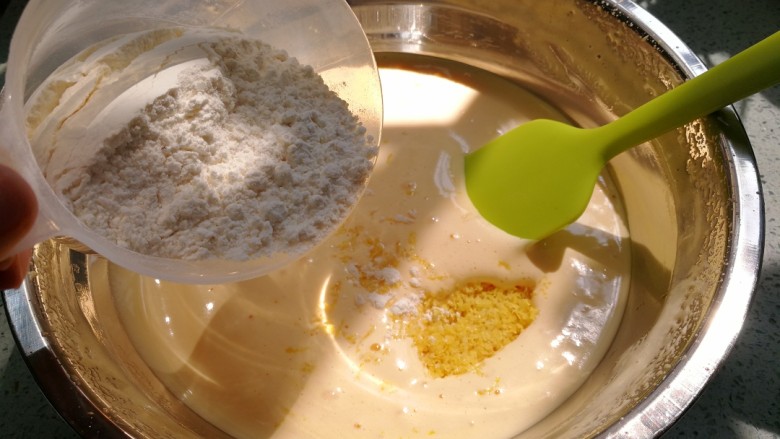 柠檬蛋糕(6寸),撒入面粉。一边撒一边用刮刀翻拌,以免面粉结块。