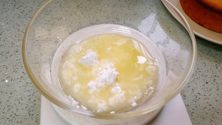 柠檬蛋糕(6寸),现在做柠檬糖霜。把预留的柠檬汁和糖粉倒入碗里。