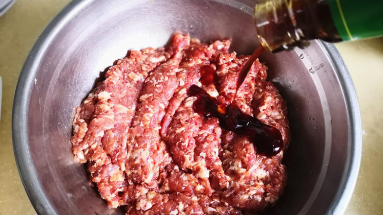 香芹水饺,剁好的肉馅里加入<a style='color:red;display:inline-block;' href='/shicai/ 721'>蚝油</a>,