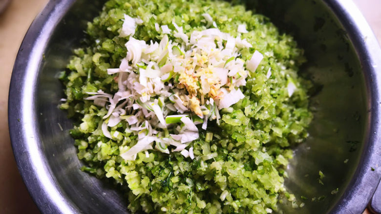 香芹水饺,葱,姜加入香芹里