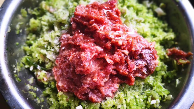 香芹水饺,再加入入味的肉馅,加入油,盐,<a style='color:red;display:inline-block;' href='/shicai/ 756'>鸡精</a>,调好味,