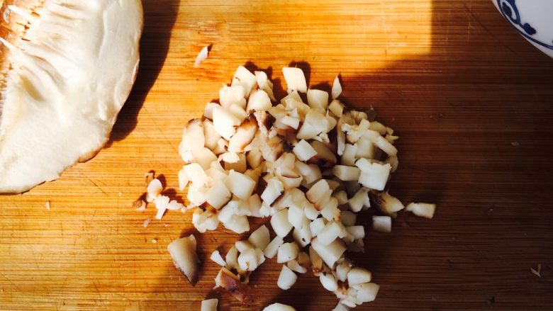 酱油香菇焖饭,<a style='color:red;display:inline-block;' href='/shicai/ 230'>香菇</a>泡发 切丁