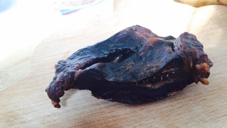 酱油香菇焖饭,<a style='color:red;display:inline-block;' href='/shicai/ 436'>腊肉</a>洗净热水泡软 切丁