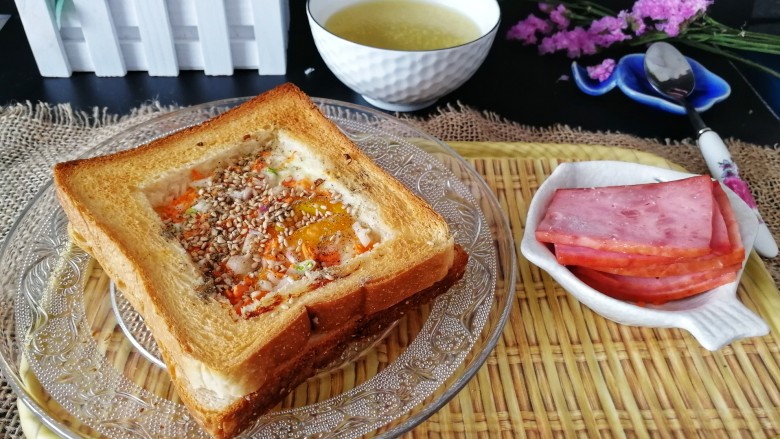 快手早餐&吐司鸡蛋烤火腿&小米粥,烤好的吐司鸡蛋在来一碗小米粥,美美的。