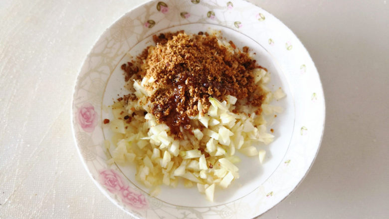 香蒜贻贝,再加入少许<a style='color:red;display:inline-block;' href='/shicai/ 140122'>玉米油</a>搅拌均匀,