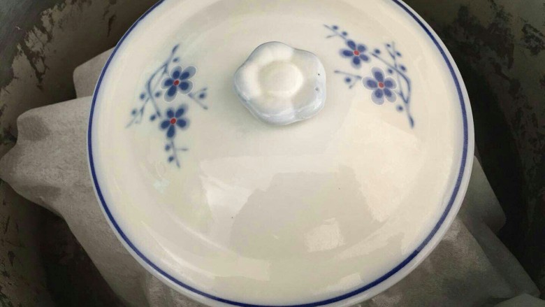 补品#高丽参炖鹿茸,再盖上盖子,炖盅一般有两个盖子,放锅里隔水炖30分钟