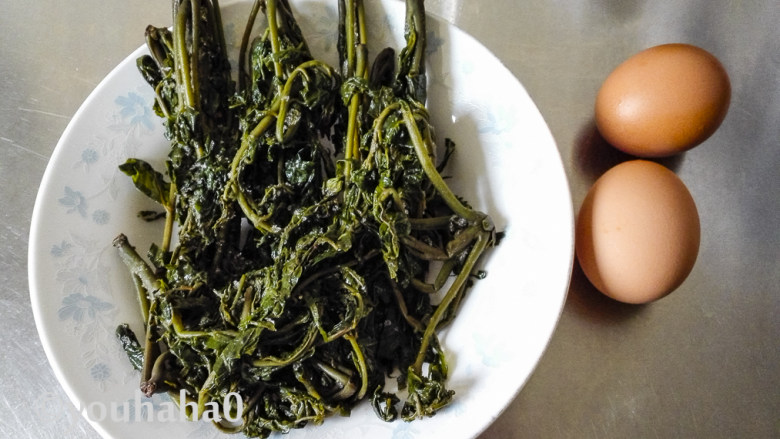 香椿芽炒鸡蛋,腌渍的香椿芽一直放在冰箱冷冻里,馋的时候拿出一袋化冻,准备2个<a style='color:red;display:inline-block;' href='/shicai/ 9'>鸡蛋</a>和香椿炒着吃