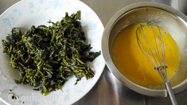 香椿芽炒鸡蛋,香椿用清水浸泡一会去掉部分咸味,切成碎末,2个鸡蛋打散