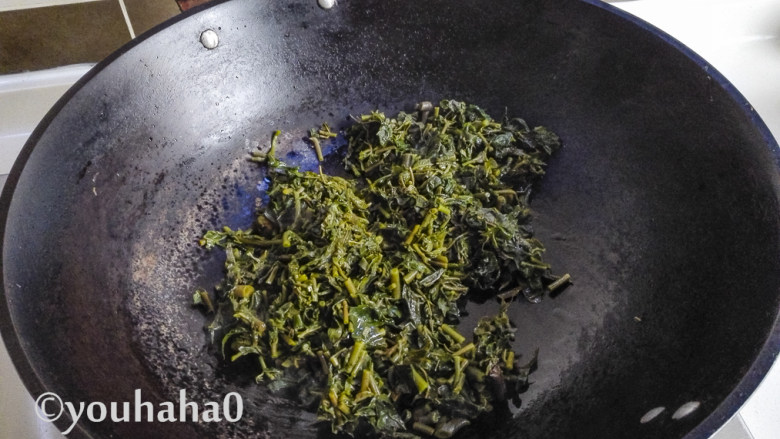 香椿芽炒鸡蛋,放入香椿碎翻炒,炒出香味