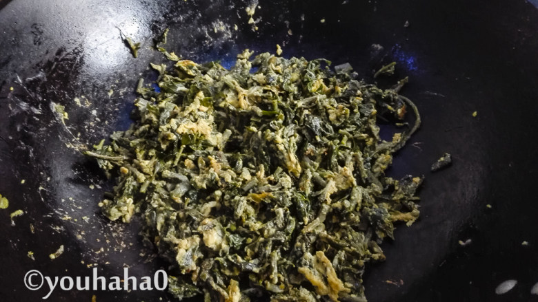 香椿芽炒鸡蛋,待蛋液基本凝固时,再翻炒蛋液全熟后即可起锅,全程无需放盐