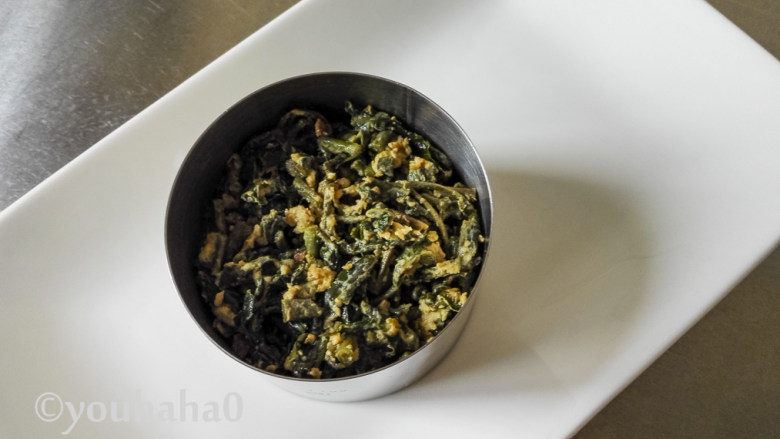 香椿芽炒鸡蛋,装盘的时候用慕斯框凹了一个造型,效果就比直接装盘好看很多