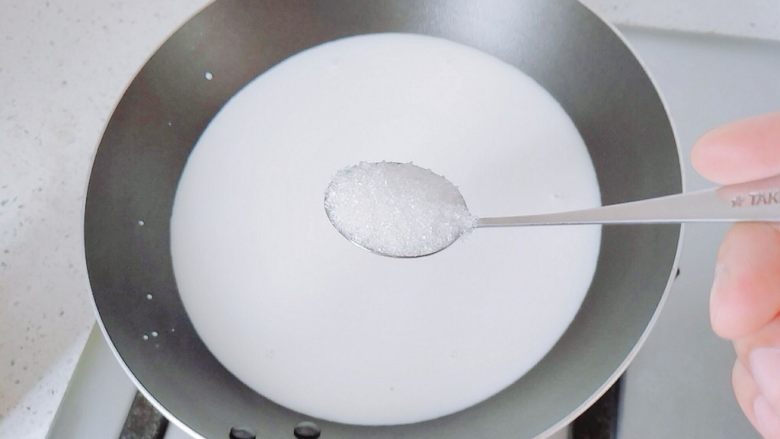 草莓菠萝炼乳,一瓶牛奶加一勺糖,两瓶牛奶加两勺糖,牛奶和糖一比一,糖不要太多,最后熬制成,只有一点点,糖加多了会太腻。