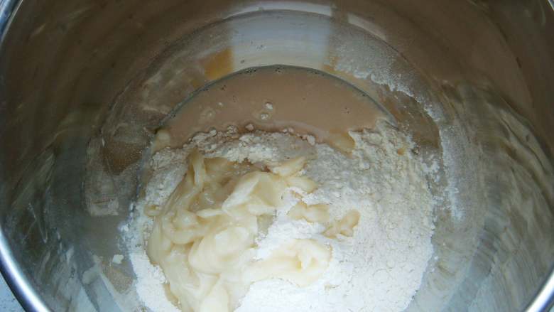 小柿子面包,面粉里放入盐。酵母粉用少许温水(分量内)融化倒入面粉中。倒入汤种。加入剩余的水开始和面。
