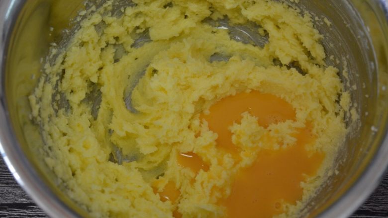 玫瑰花果仁香脆饼,加入鸡蛋液,打至完全乳化(无油水分离状)