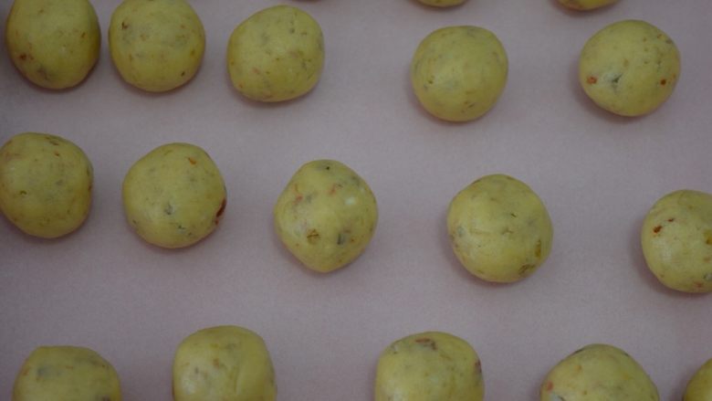 玫瑰花果仁香脆饼,取23g一个,滚圆