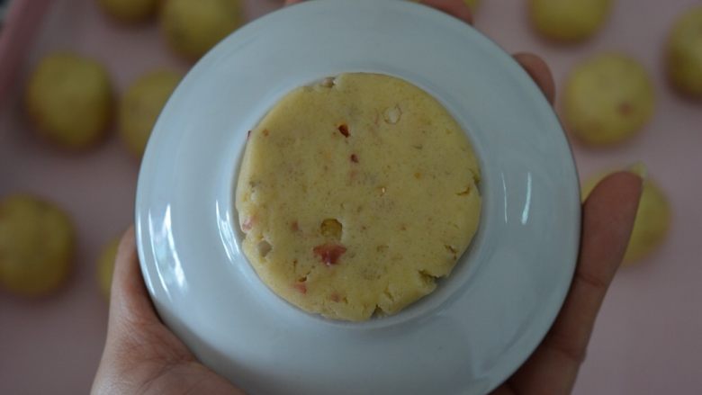 玫瑰花果仁香脆饼,拿一个合适的碟子,把小面团按扁或者用手直接按扁也行,我觉得这样饼干更圆~更自然
然后170度预热烤箱