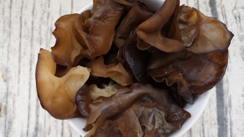 炒木耳山药,泡发好的木耳,如图