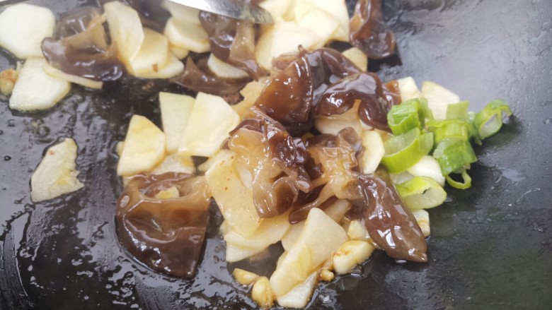炒木耳山药,放葱花,继续炒匀