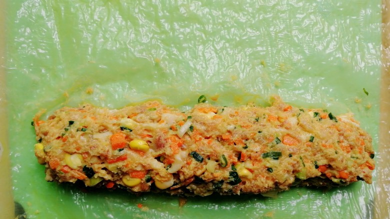 五香肉卷,取一张豆腐皮,一边放上肉馅,然后向上卷起,尽量卷紧实一点