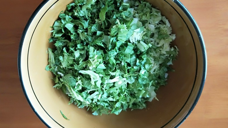 早餐快捷\鸡蛋葱花苦菊饼,装入盘中。